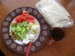 دوازده-ماده-غذایی-برای-صبحانه-خوردن-صبحانه-mavade-sobhane-نان-و-پنیر-kare-va-morabba-شیر-و-عسل-tokhmemorgh-مواد-پروتئین-دار-khordane-sobhane