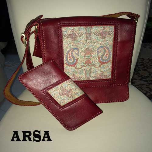 کیف حمایلی چرم طرح ترمه در رنگ بندی های مختلف تصویر کیف حمایلی چرم طرح ترمه در رنگ بندی های مختلف